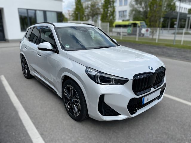BMW iX1 30 M Sport HUD HK AHK Massage 22kW