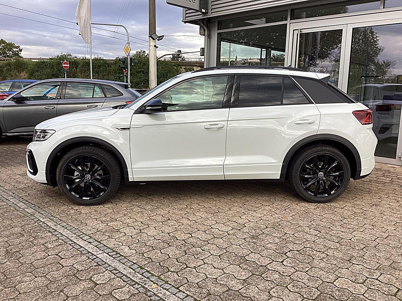 Fahrzeugabbildung Volkswagen T-Roc R-Line 1.5 TSI DSG ACC Matrix Pano