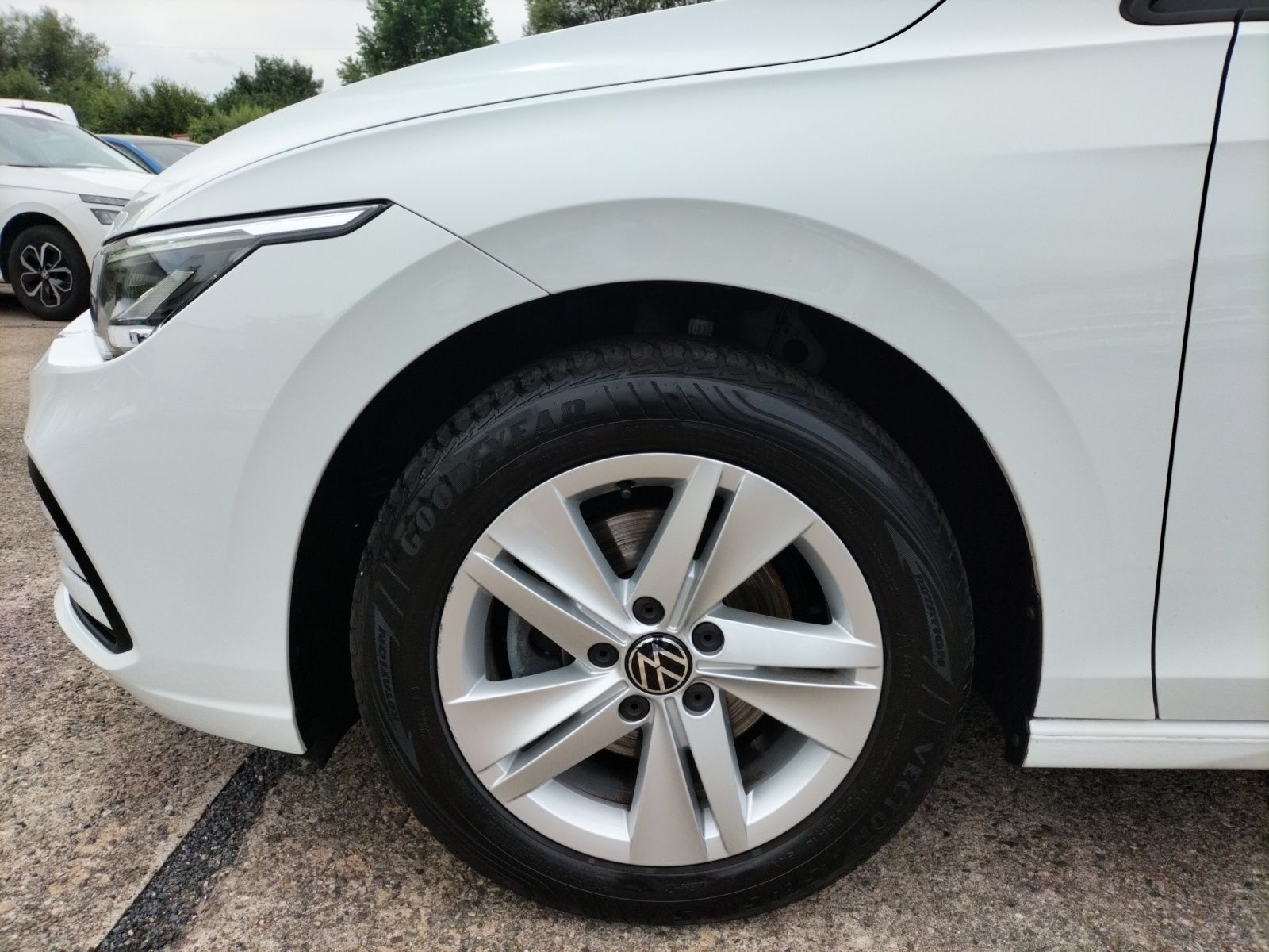 Fahrzeugabbildung Volkswagen Golf VIII TDI Life DSG LED Navi AID ACC PDC SH