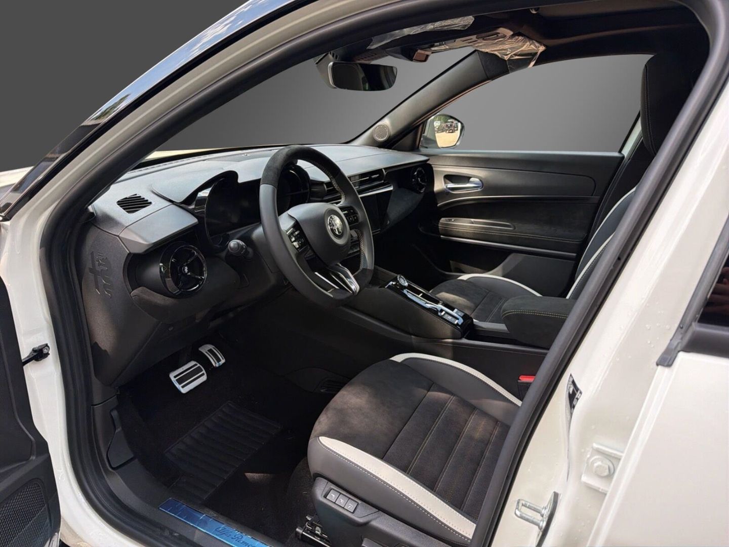 Fahrzeugabbildung Alfa Romeo Junior Ibrida Sport Speciale 1,2 VGT 107kW MY26