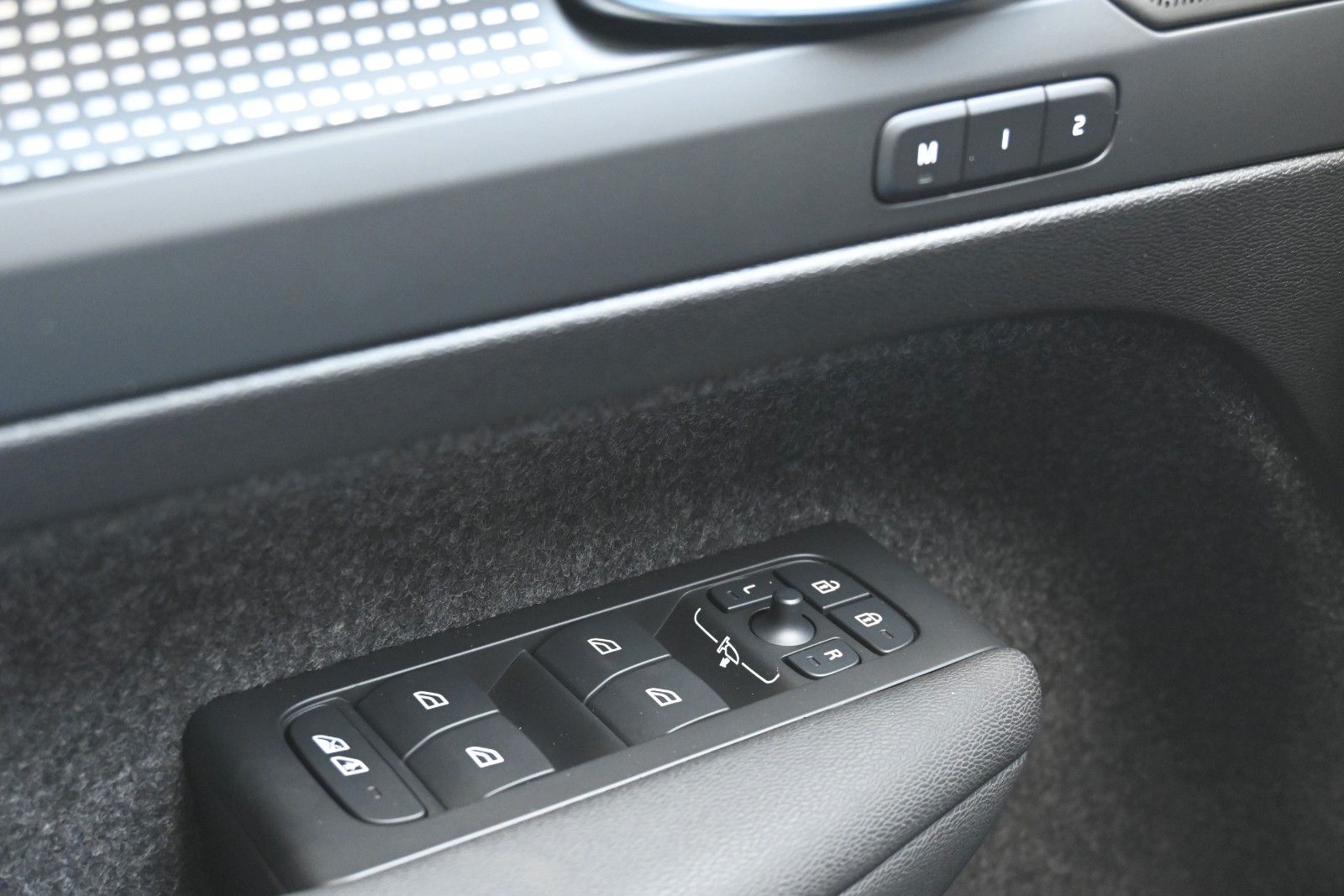 Fahrzeugabbildung Volvo XC40 B3 DKG Plus Dark*H&K*FSHZG*360°*ACC*AHK
