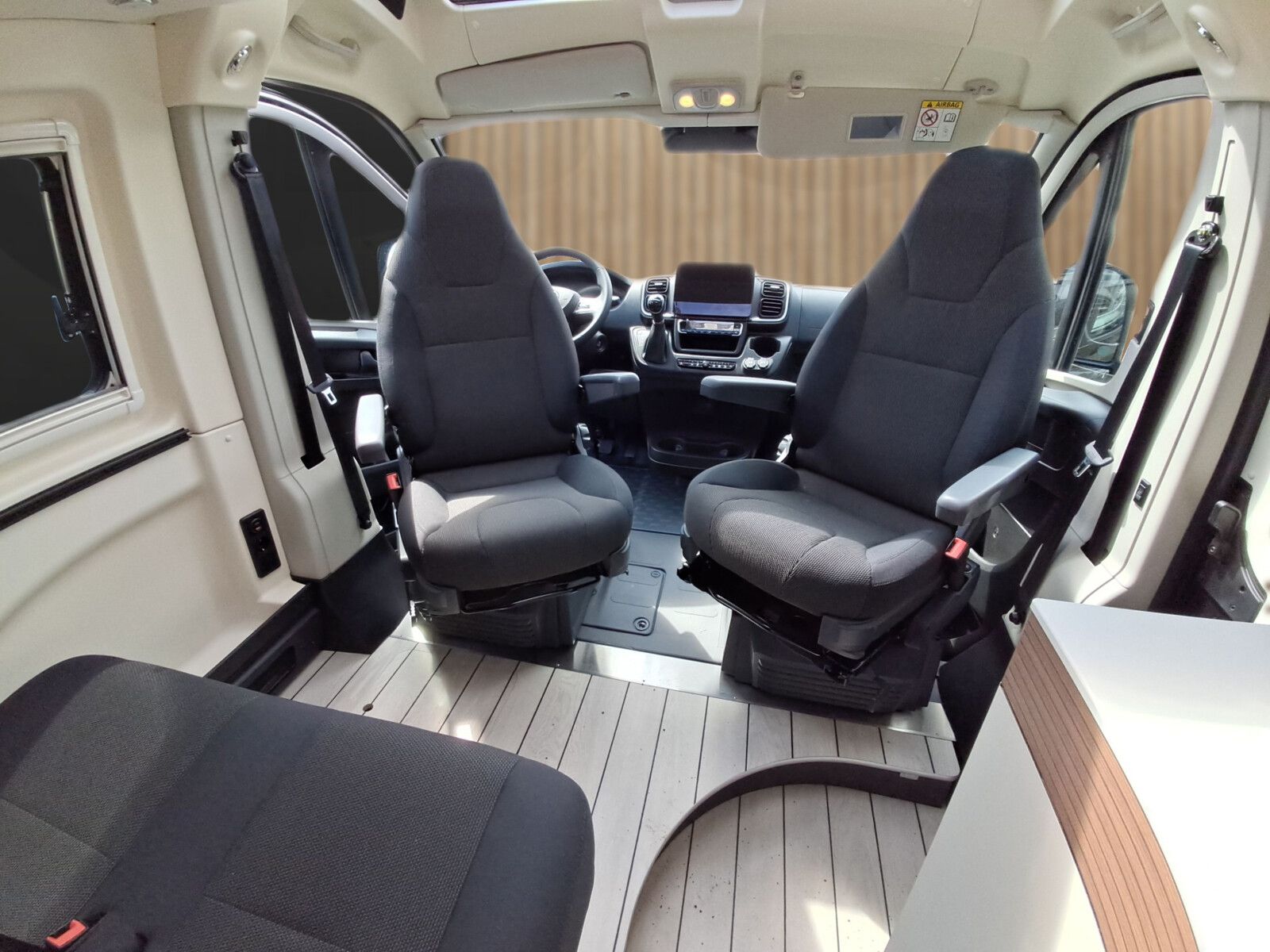 Fahrzeugabbildung Westfalia Columbus 640 E 180 PS Automatik 4.25 t Skyview