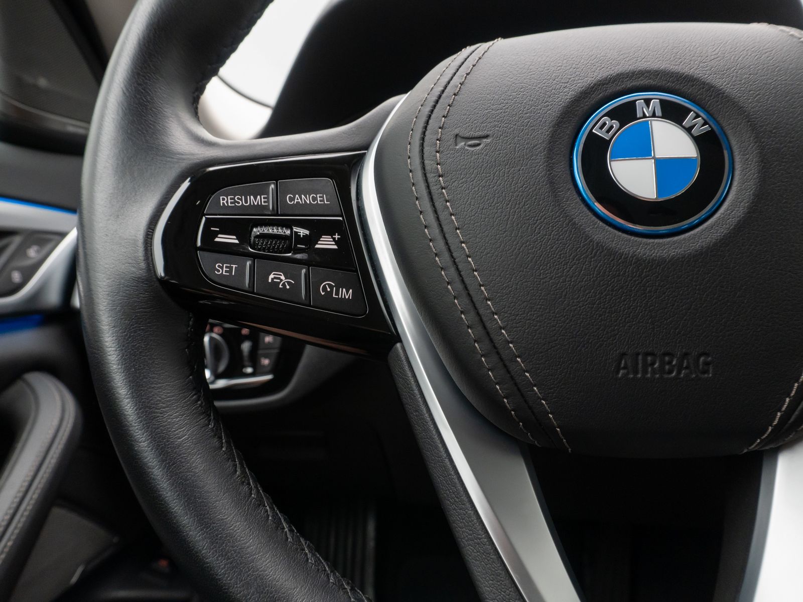 Fahrzeugabbildung BMW 530e Kamer Laser HUD DAB H/K Komfort Alarm Sport