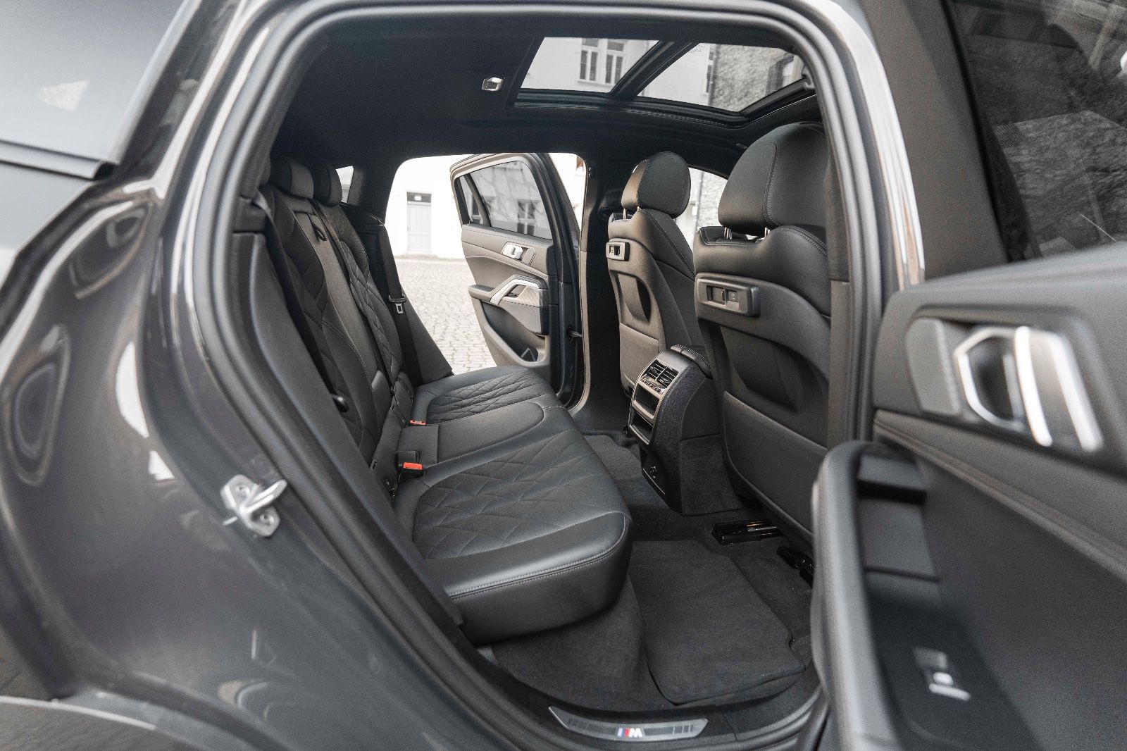 Fahrzeugabbildung BMW X6 xDrive 30 d M Sport LED AHK CARPLAY H&K HUD