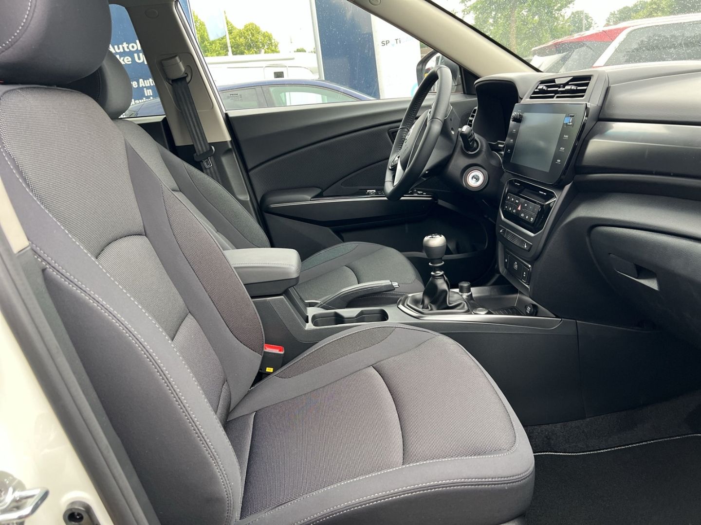 Fahrzeugabbildung KGM Tivoli Nomad MT Navi CarPlay DAB SHZ Spurhalte.