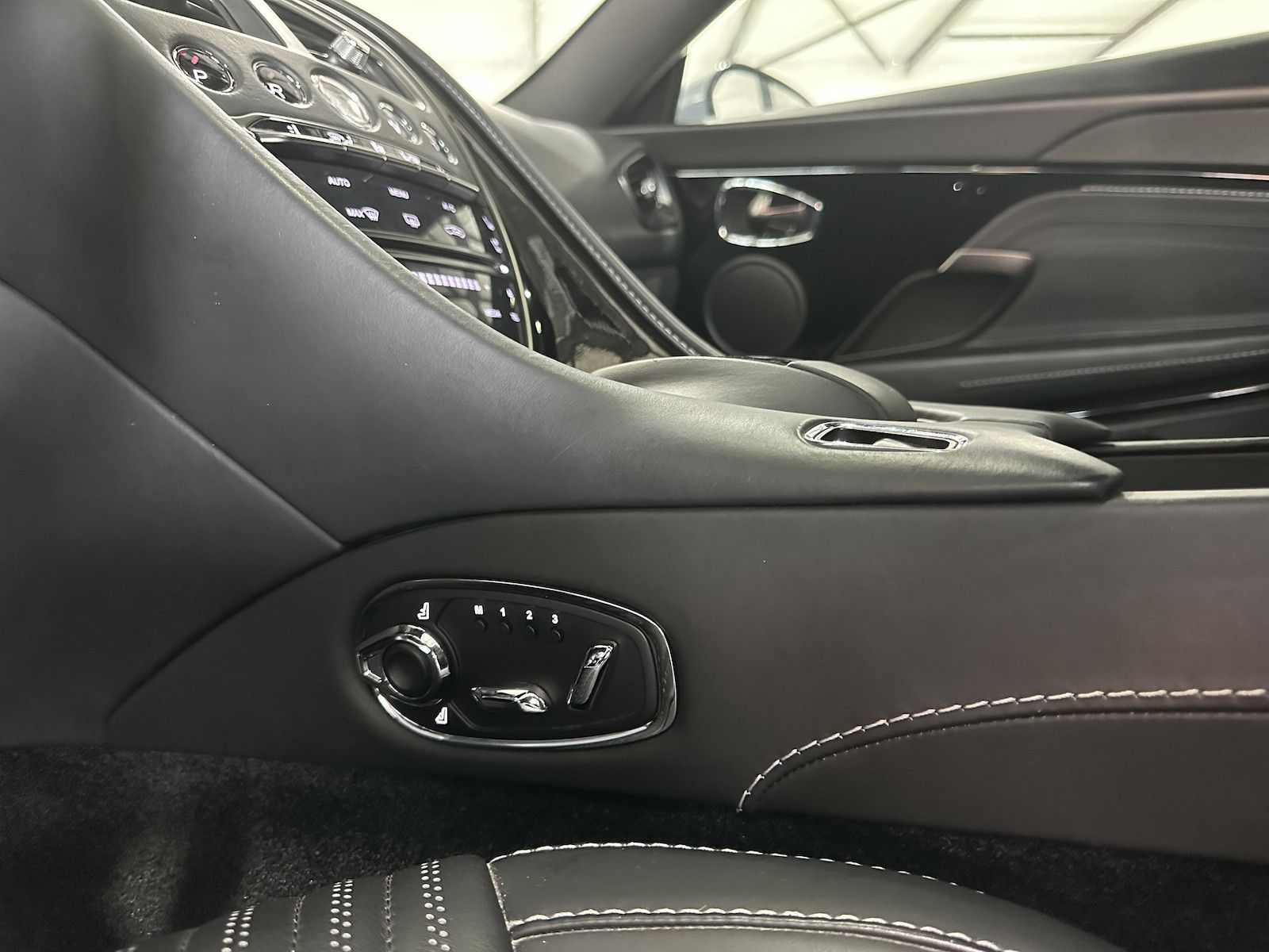 Fahrzeugabbildung Aston Martin DB11 V 12 AML Special Colour/Black-Tech-Pack/