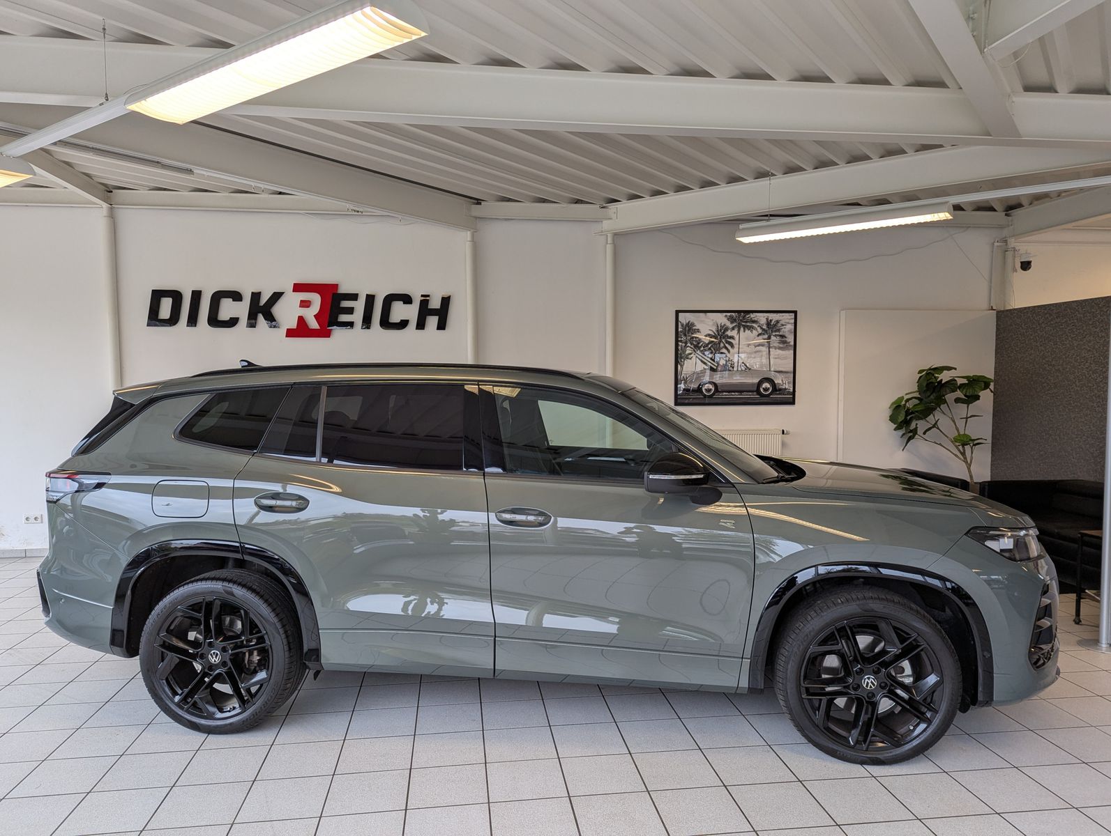 VW Tayron 2.0TDI 4M R-Line Launch Pano Black AHK 20 - Image 8