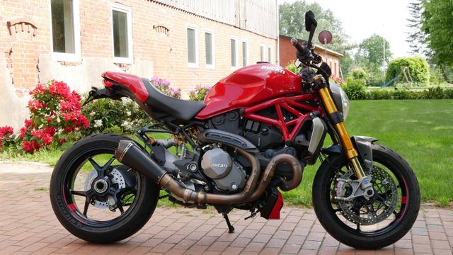 Ducati Monster 1200 S