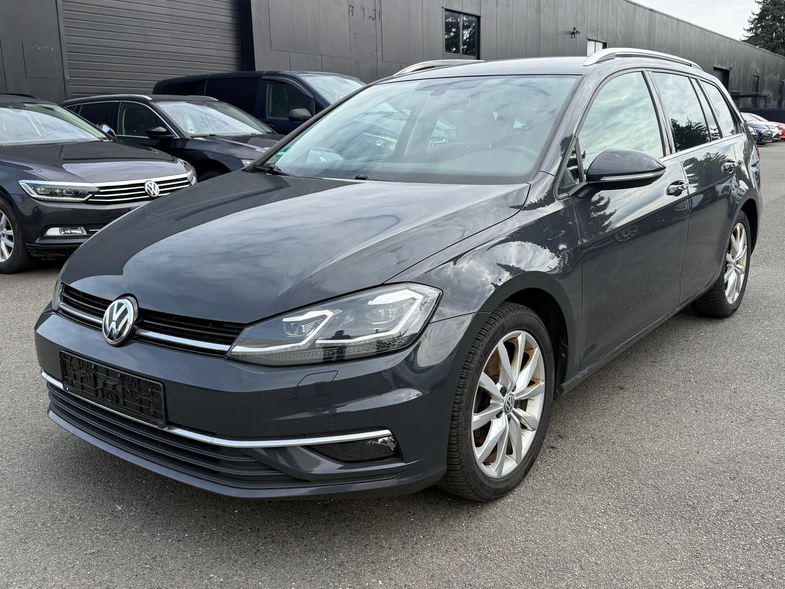 Volkswagen Golf - 1