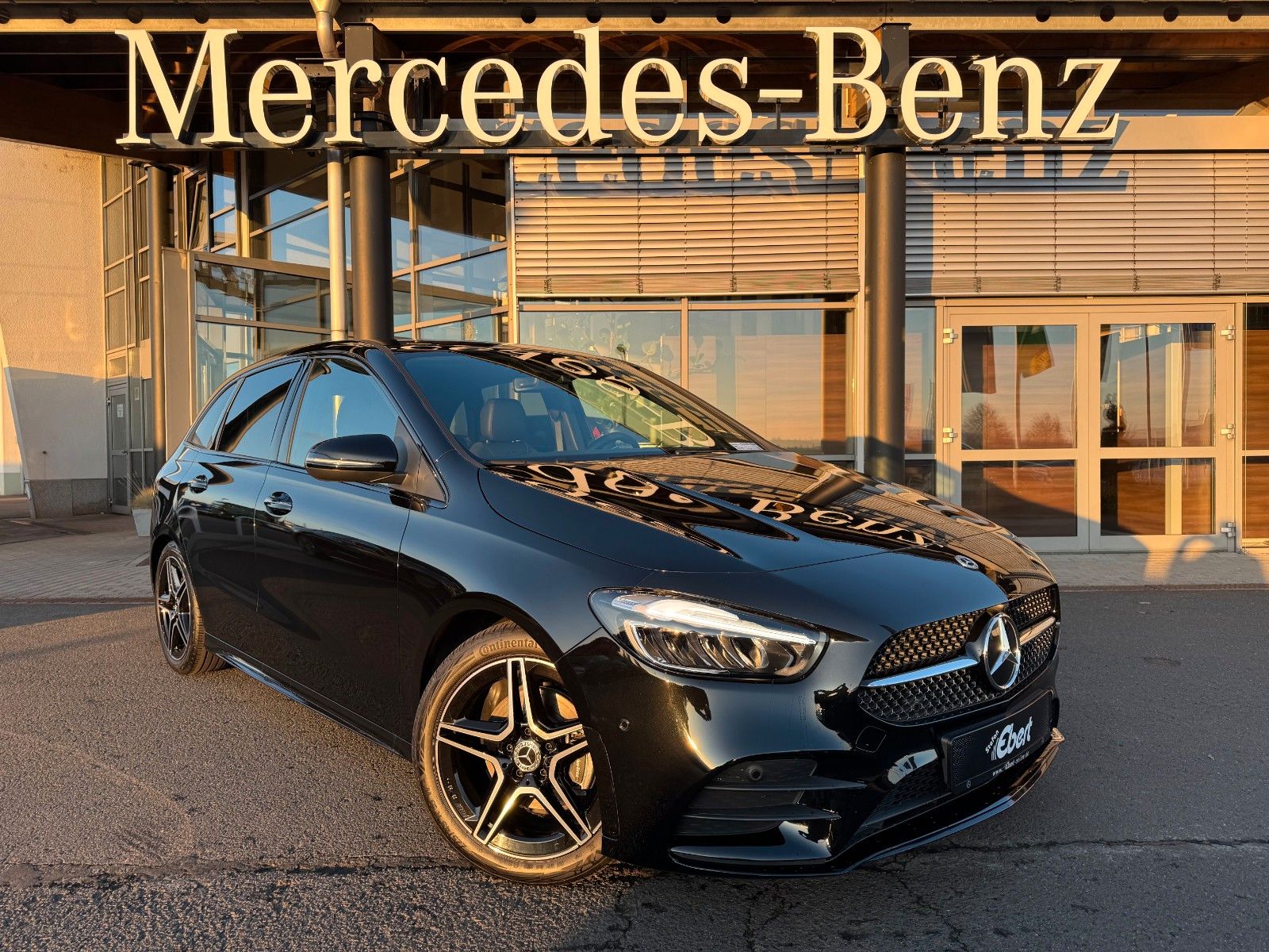 Fahrzeugabbildung Mercedes-Benz B 200 AMG+AHK+Ambiente+RFK+MBUX+Night