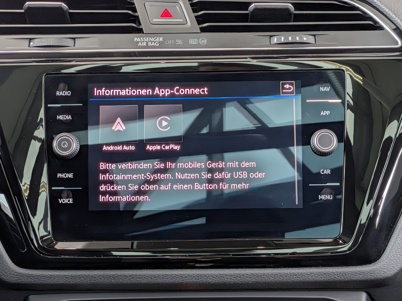 Fahrzeugabbildung Volkswagen Touran 2.0 DSG R-Line High Pano 7-Si IQ AHK VOLL