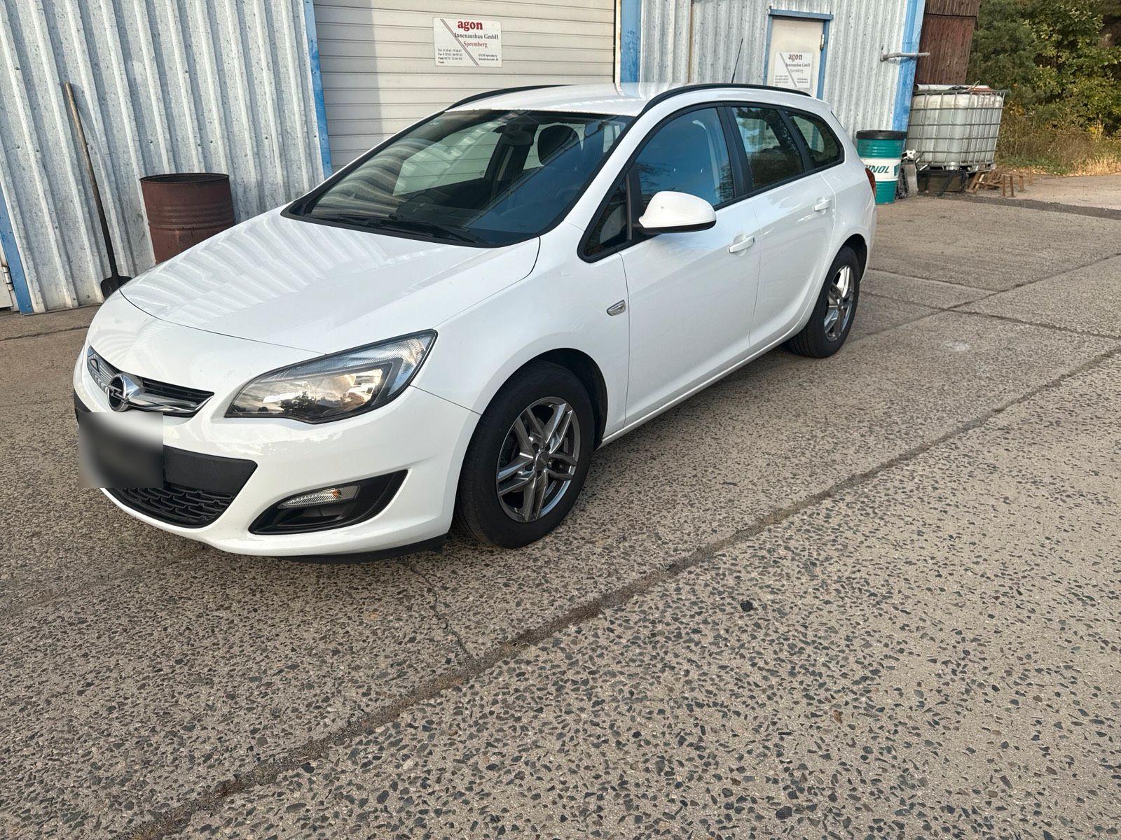 Opel Astra 2014 — interior