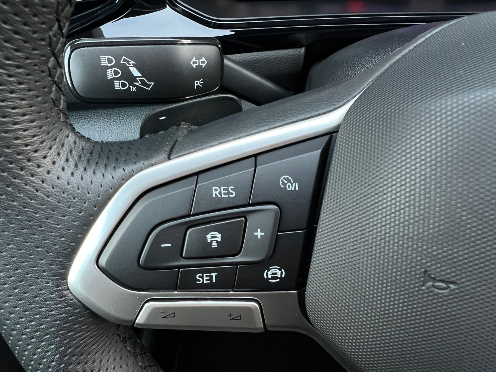 Fahrzeugabbildung Volkswagen T-Roc R-Line 1.5 TSI DSG *AHK,LED,BlackStyle,PDC