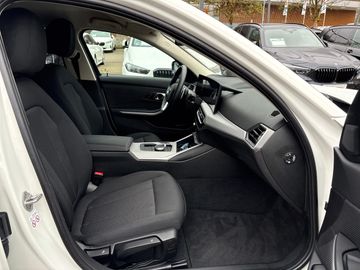 BMW 320d xDrive Limousine HiFi DAB LED Klimaaut.
