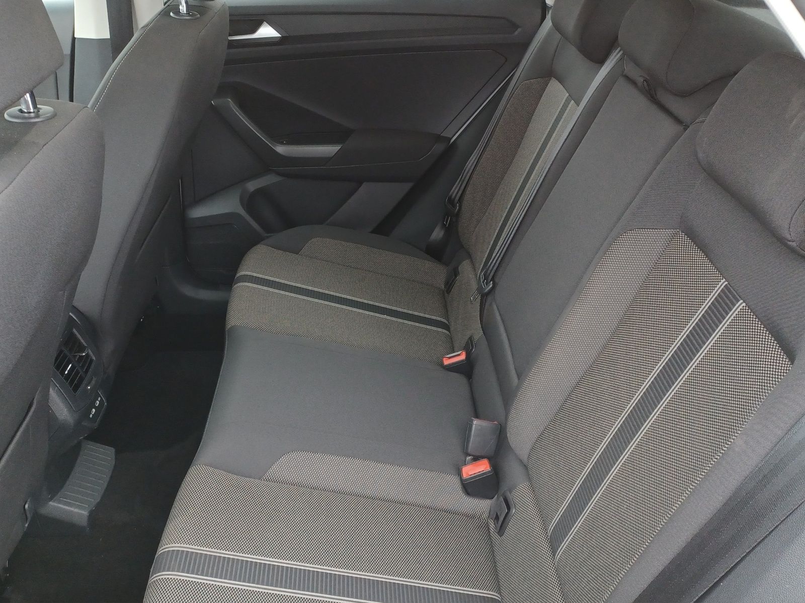 Fahrzeugabbildung Volkswagen T-Roc TSI Style DSG LED AHK Navi AID ACC RFK SH