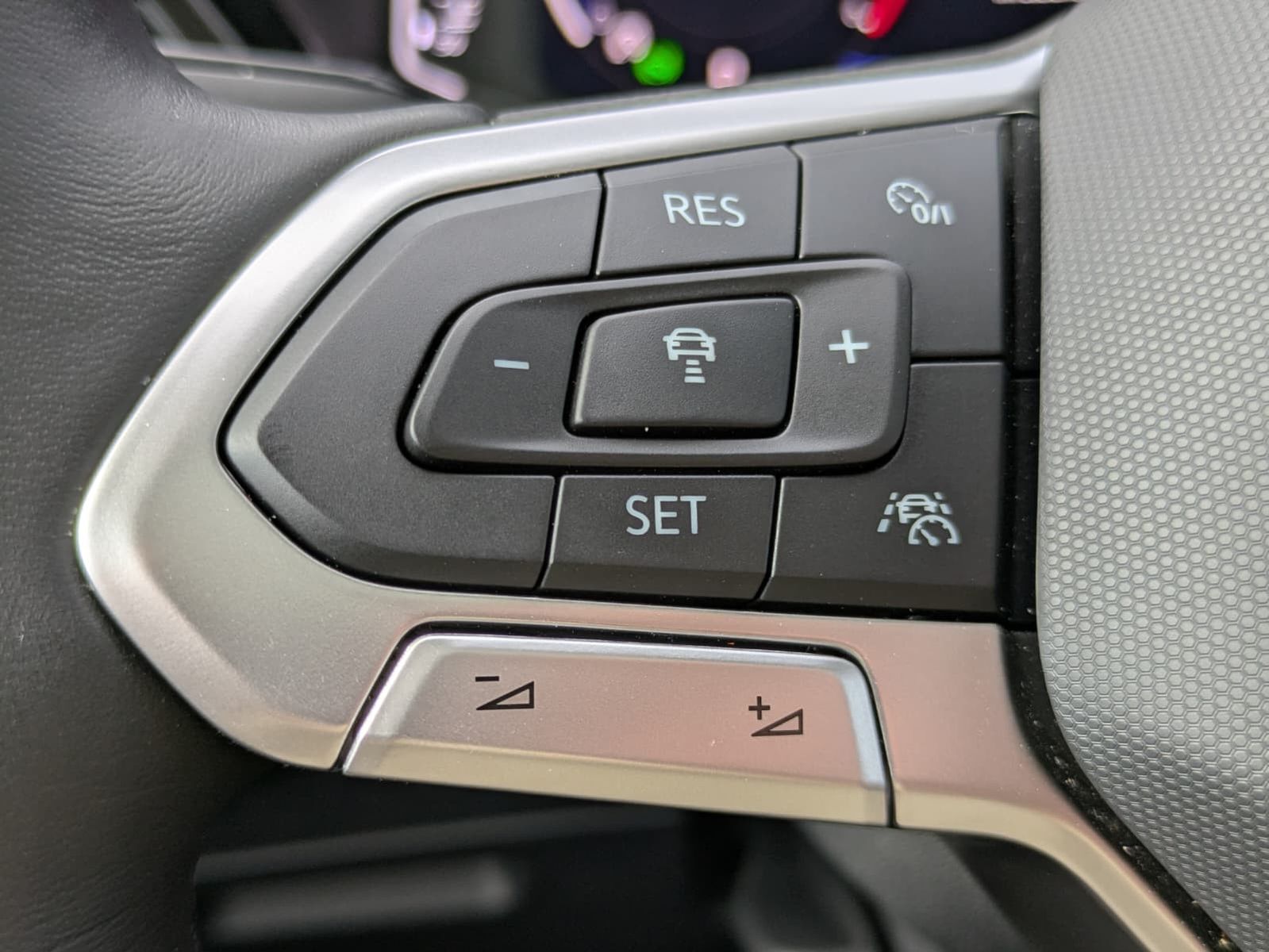 Fahrzeugabbildung Volkswagen Touran 2.0 DSG R-Line High. Pano 7-Si IQ.Dri AHK