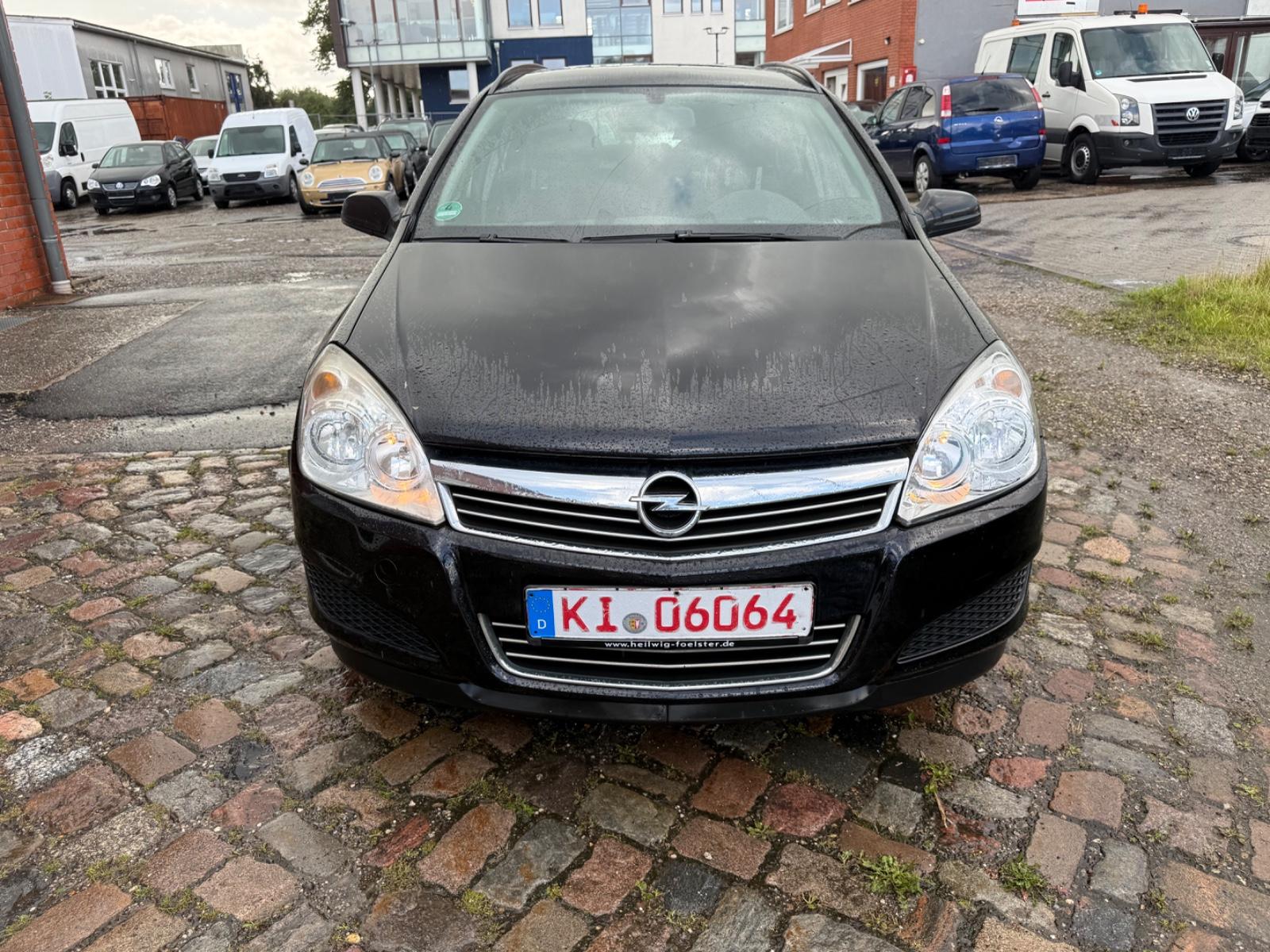 Opel Astra 2009 — rear view