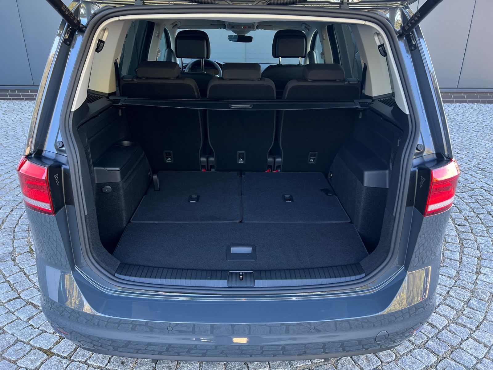 Fahrzeugabbildung Volkswagen Touran Comfortline 1.5 TSI DSG *7-Sitzer, Easy-O
