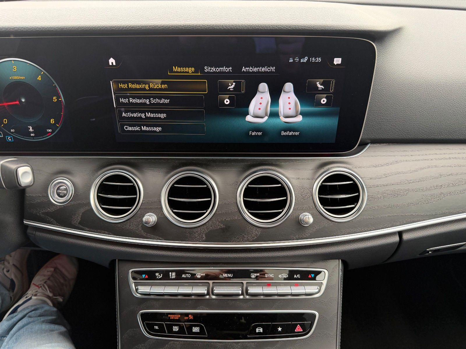 Fahrzeugabbildung Mercedes-Benz E 220d T Massage+Pano+Burm+Distr+360+HUD+Night