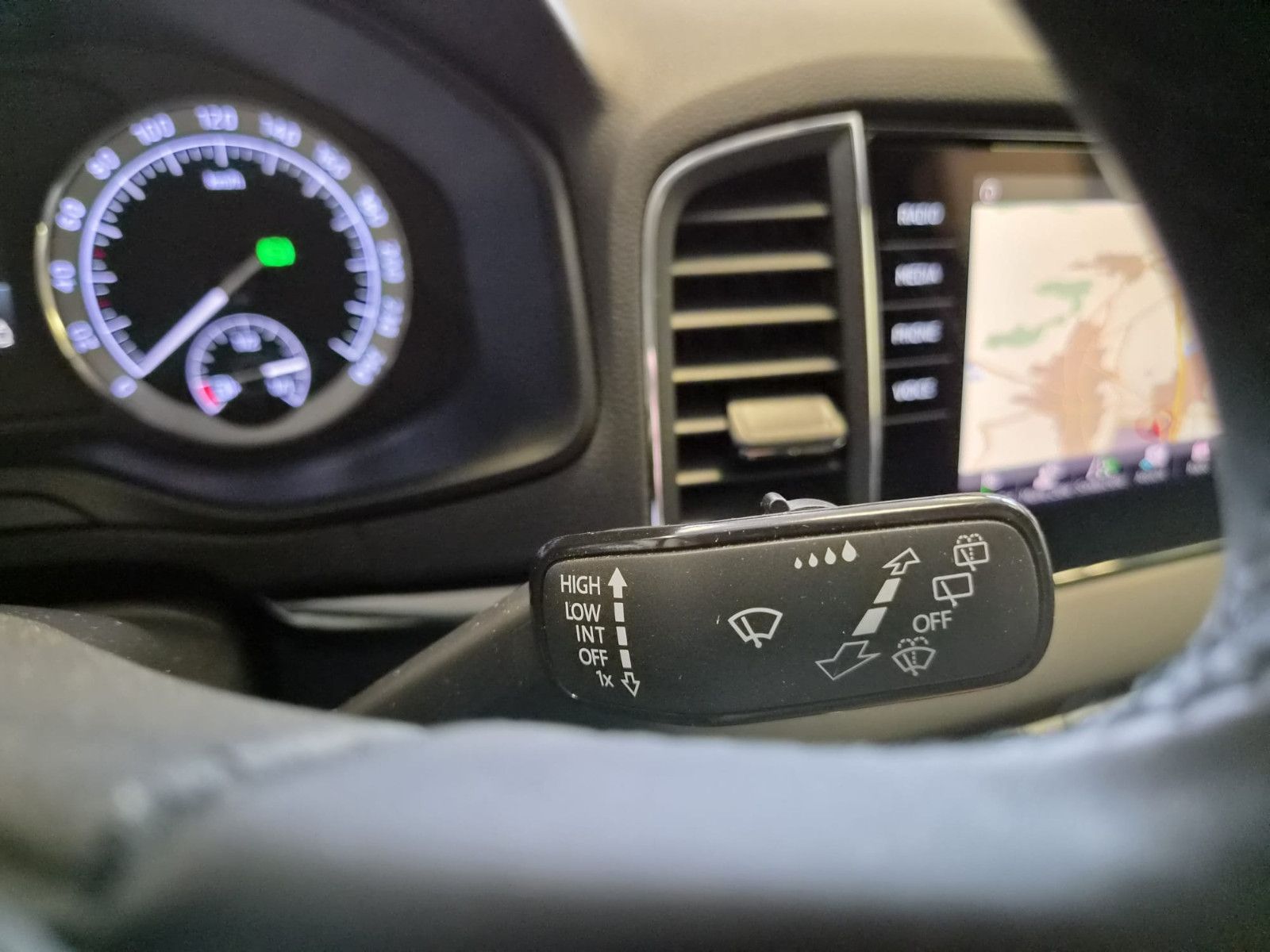 Fahrzeugabbildung SKODA Karoq Style /  1. Hand / Garantie