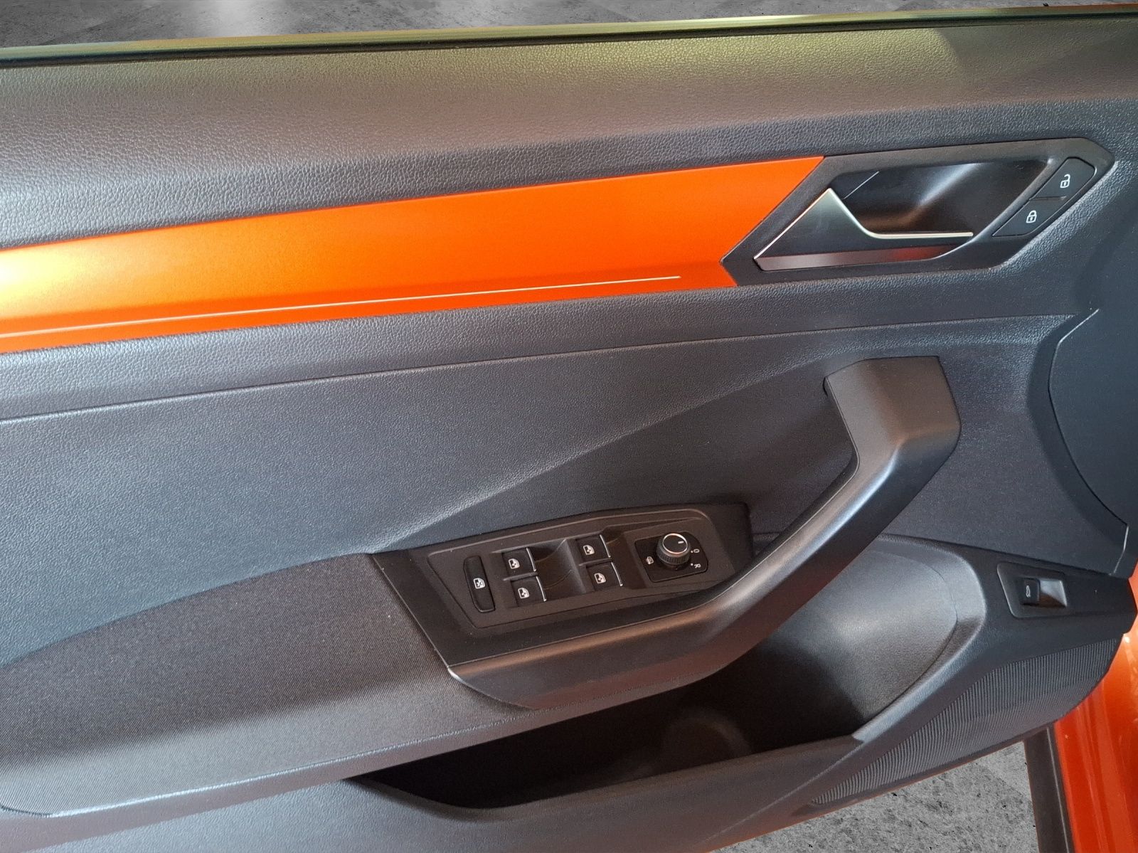 Fahrzeugabbildung Volkswagen T-Roc TDI Style 4M LED Navi AHK ACC SH