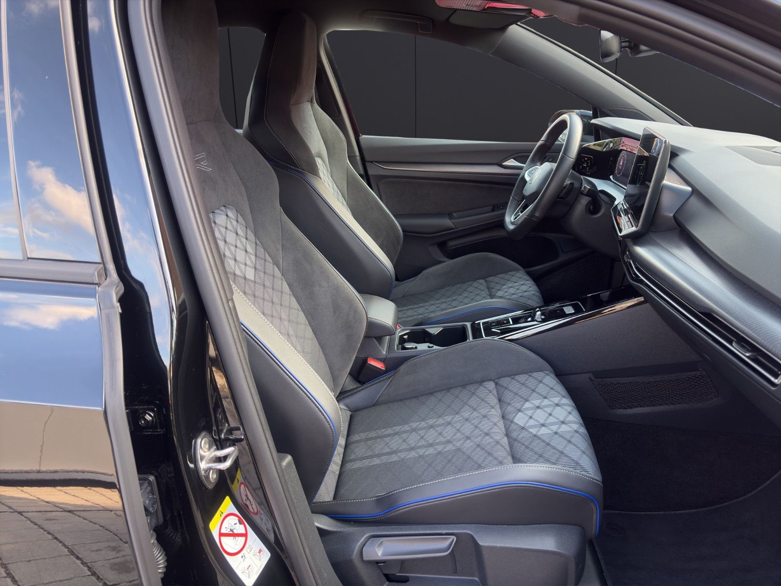 Fahrzeugabbildung Volkswagen Golf VIII R-Line/ACC/Navi/Ambiente/Apple CarPlay