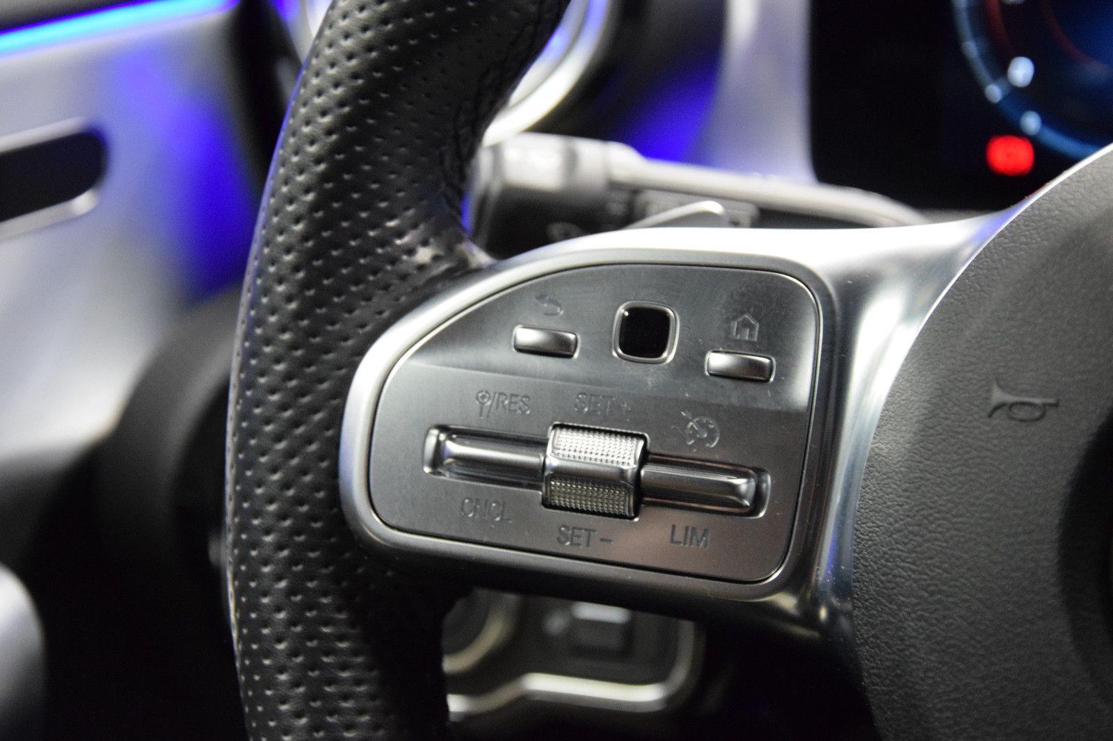 Fahrzeugabbildung Mercedes-Benz A 250 e Edition 2020 AMG Kamera LED MBUX Night