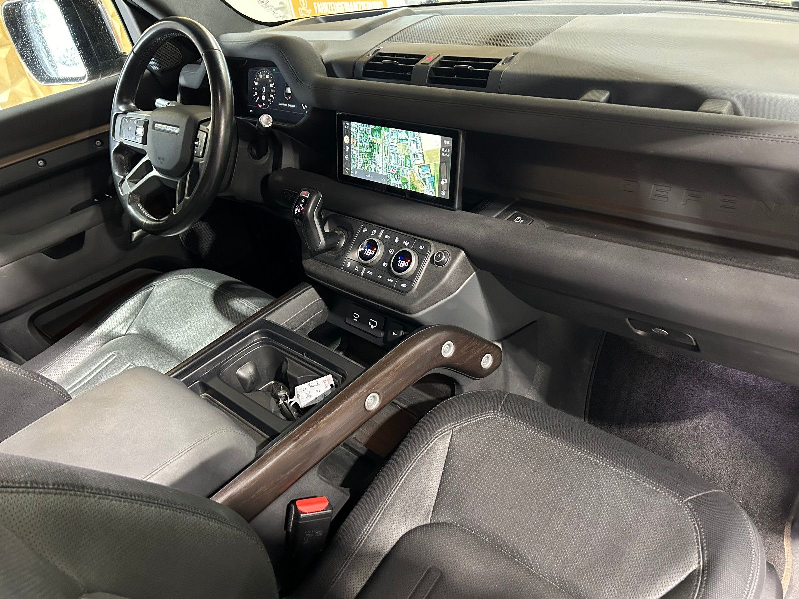 Fahrzeugabbildung Land Rover Defender 110 X-Dynamic S/HEAD-UP/PANO/360°/APPLE
