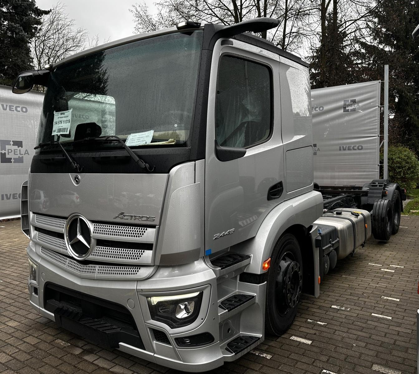 Mercedes-Benz Actros 2443 6x2 under car carrier