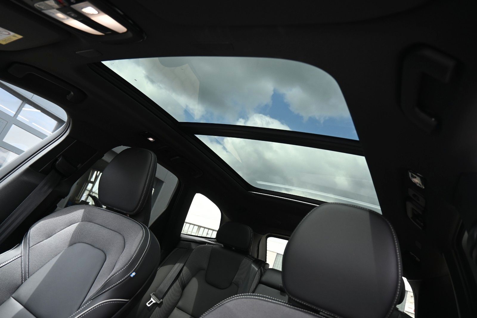 Fahrzeugabbildung Volvo XC60 T6 RC AWD Plus Black Edition*360°*ACC*AHK