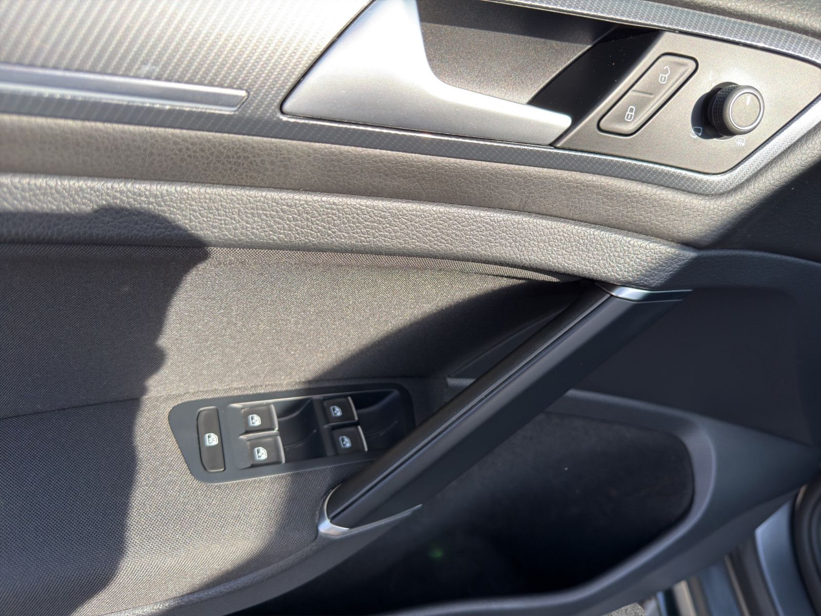 Fahrzeugabbildung Volkswagen Golf R-Line Apple /Szhzg/1.Hand/DAB/LED/Klimaaut