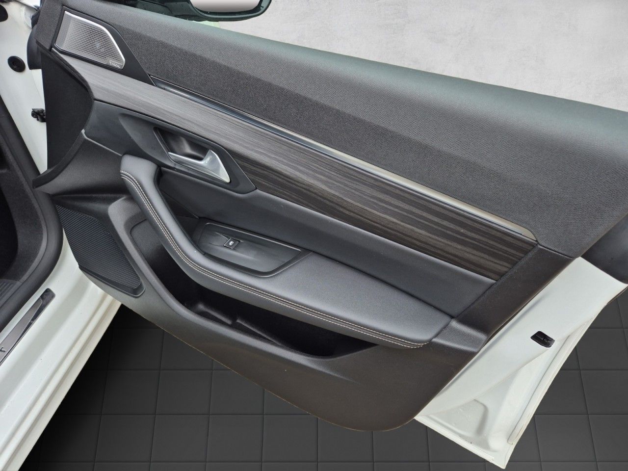 Fahrzeugabbildung Peugeot 508 SW Hybrid 225 GT ACC Totwinkelassistent Navi