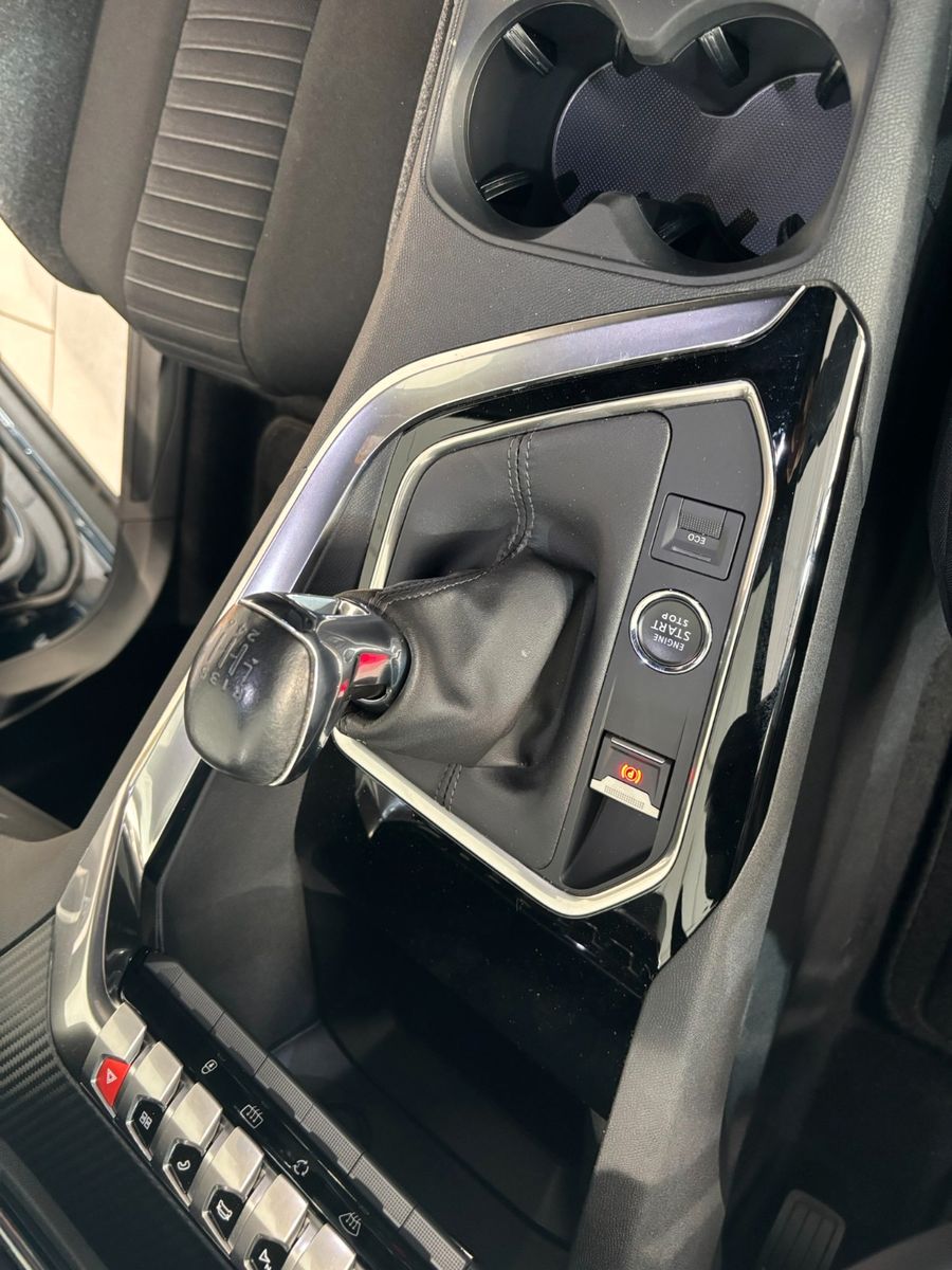 Fahrzeugabbildung Peugeot 3008 1.2T ACTIVE PACK NAVI/LED/SPORT/VIRT/PDC