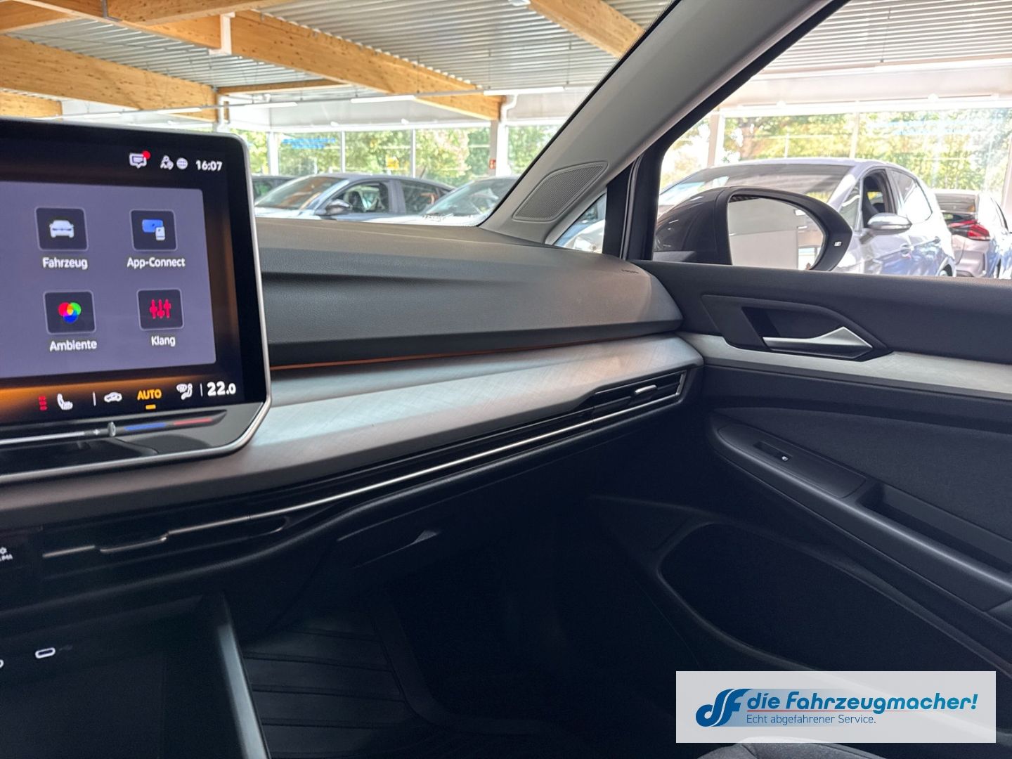 Fahrzeugabbildung Volkswagen Golf VIII 2.0 TDI 110 kW Life Digitales Cockpit