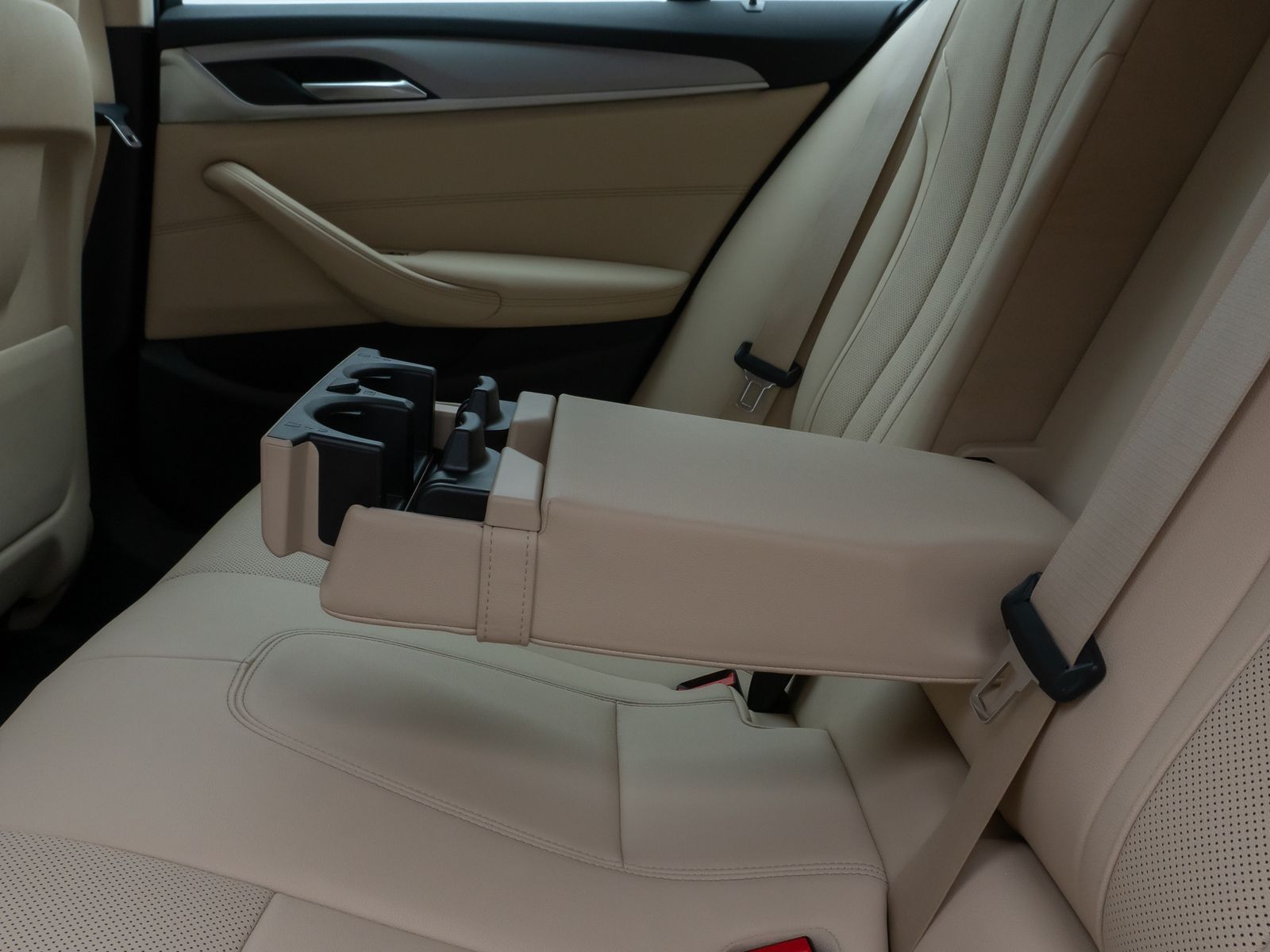 Fahrzeugabbildung BMW 530e xD DAB HiFi Leder Lenkradheizgung AHK Alarm