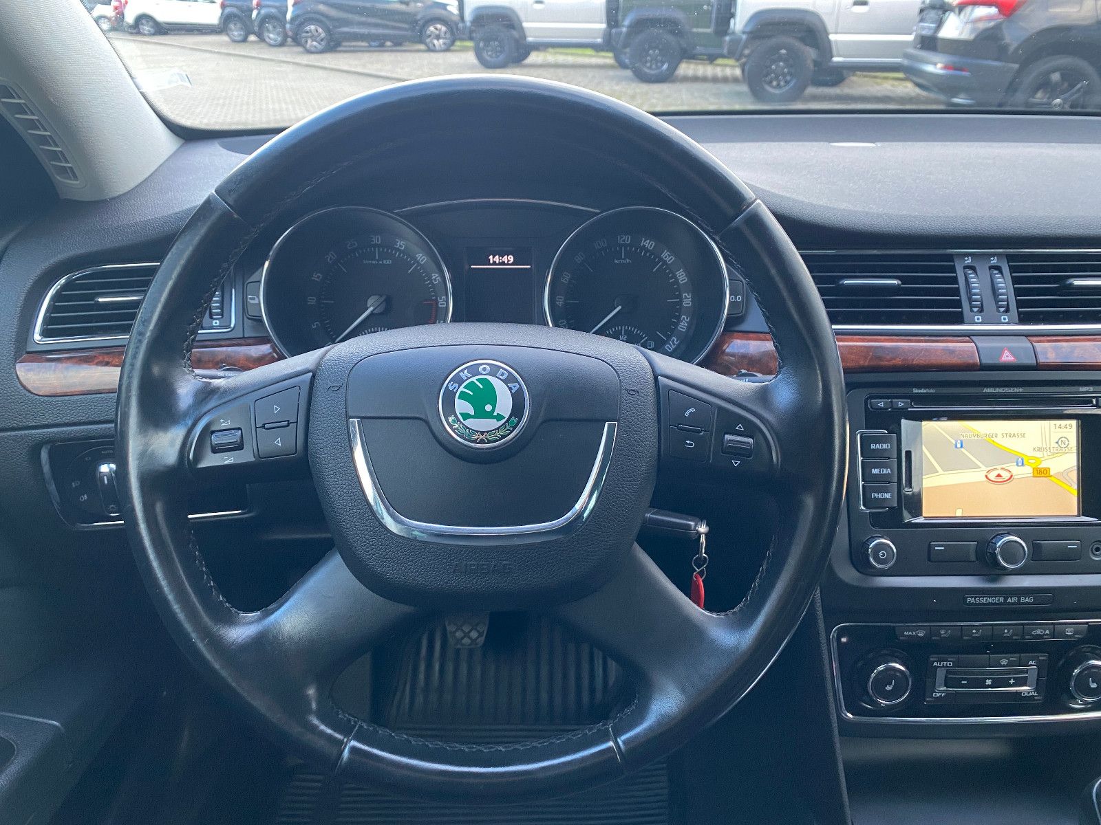 Fahrzeugabbildung SKODA Superb 2.0 TDI 4x4 Kombi 1.HD+PDC+SHZ+NAVI+KLIMA