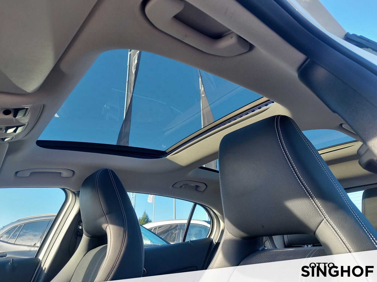 Fahrzeugabbildung Mercedes-Benz GLA 180 Urban +AHK+Pano+Xenon+PDC+Navi+SHZ+Klima