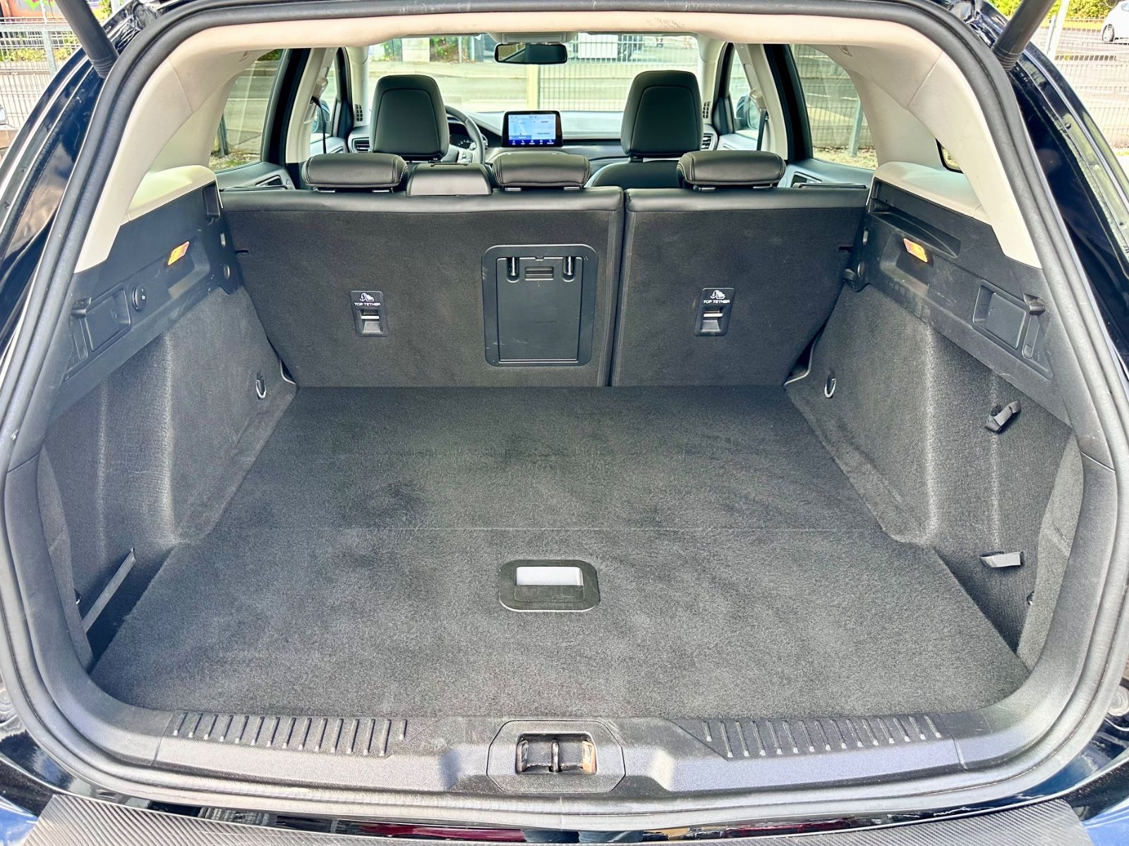 Fahrzeugabbildung Ford FOCUS TURNIER VIGNALE*PANO+LED+1.HAND*