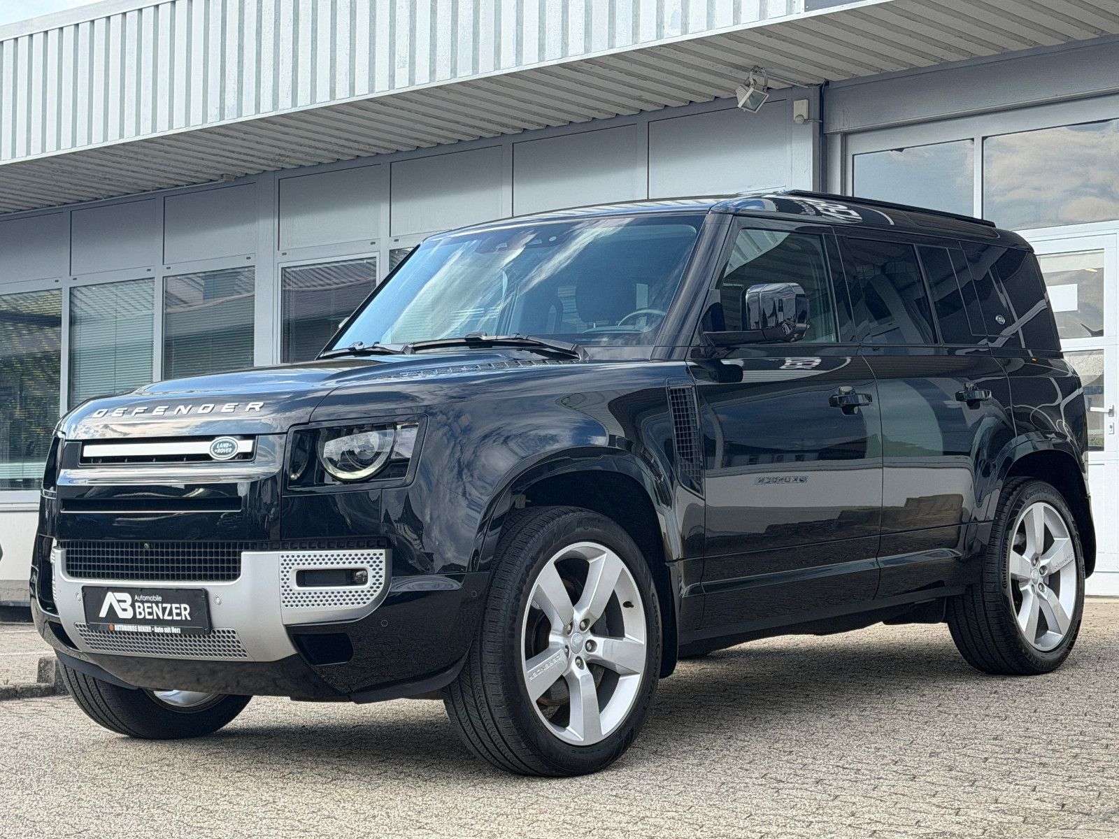 Fahrzeugabbildung Land Rover Defender 110 XS Edition/PANO/AHK/MERIDIAN/3D-KAM