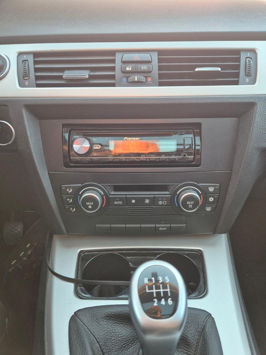 BMW 320 2009 — photo 11