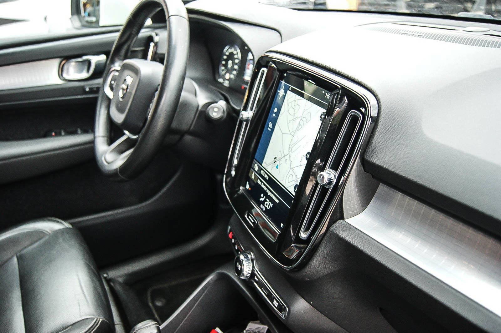 Fahrzeugabbildung Volvo XC40 D4 Momentum Pro AWD 4x4 LEDER ANHZV PRO-PAK