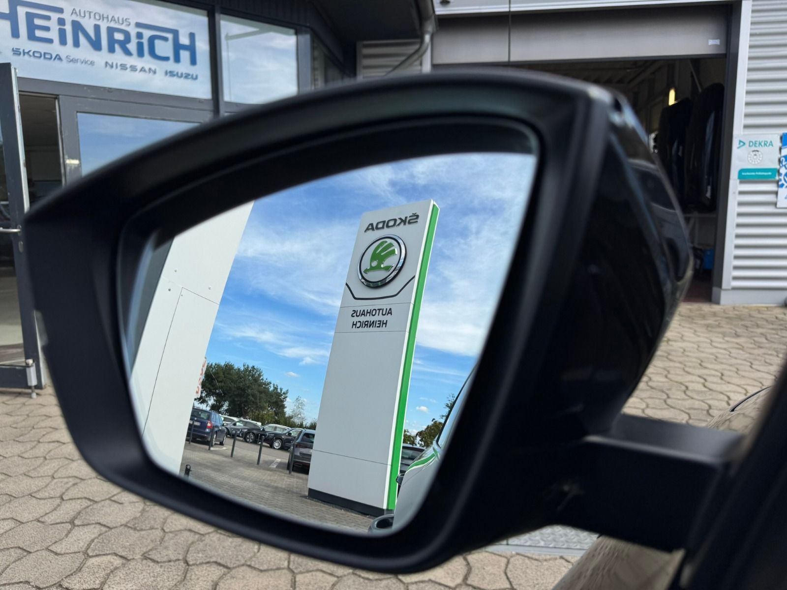 Fahrzeugabbildung SKODA Karoq Sportline 1.5TSI DSG*RFK*SideAss*AHK*eHeck