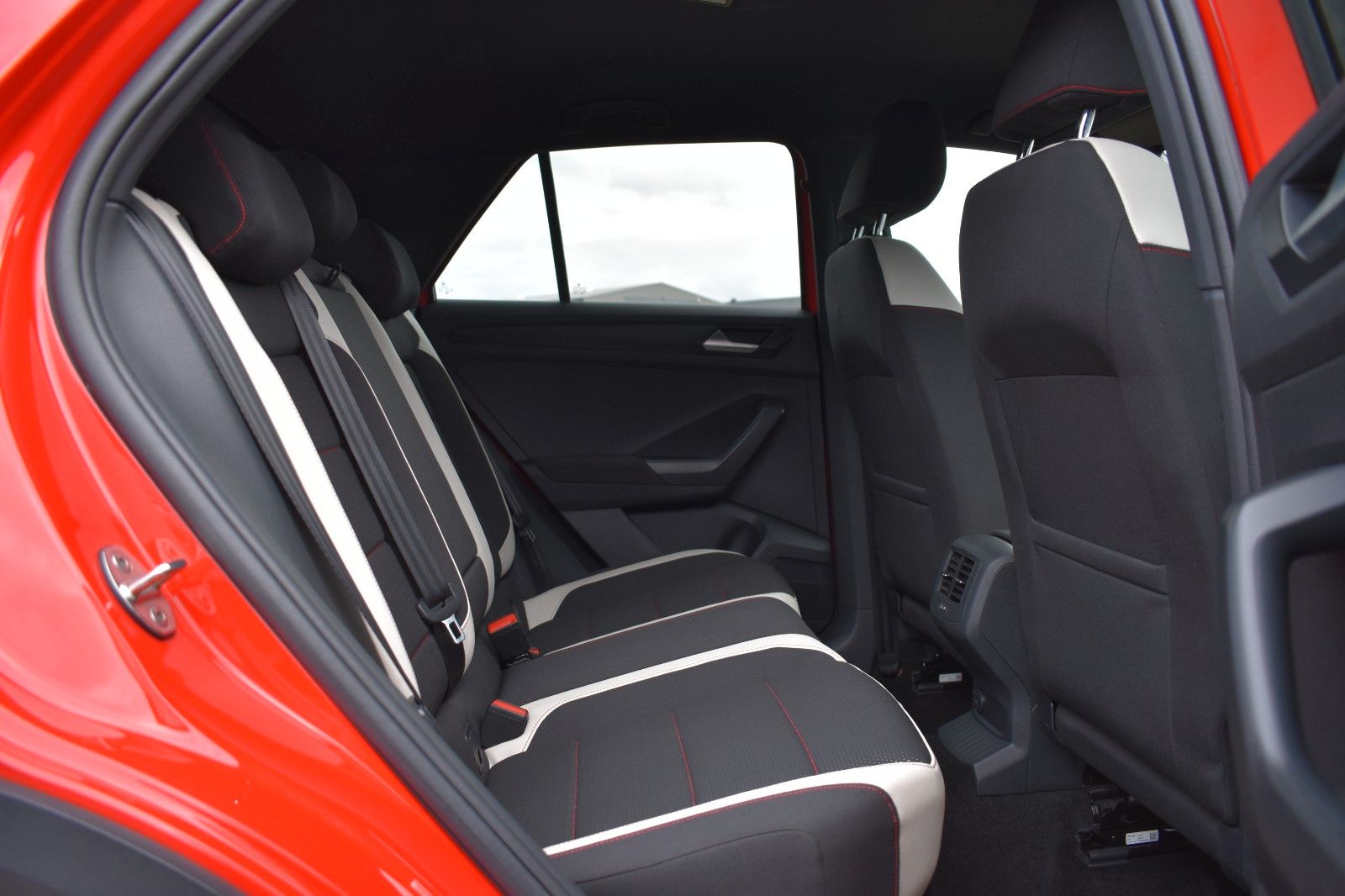 Fahrzeugabbildung Volkswagen T-Roc Sport 4Motion LED AHK Applecar Automatik