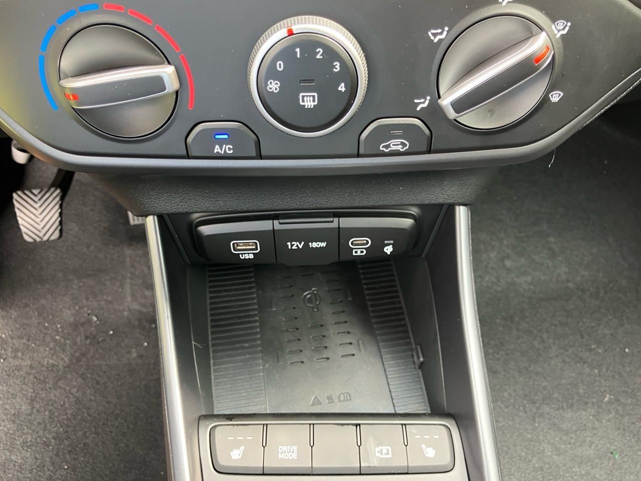 Fahrzeugabbildung Hyundai i20 BLACKLINE SHZ*LHZ*NAVI*CARPLAY