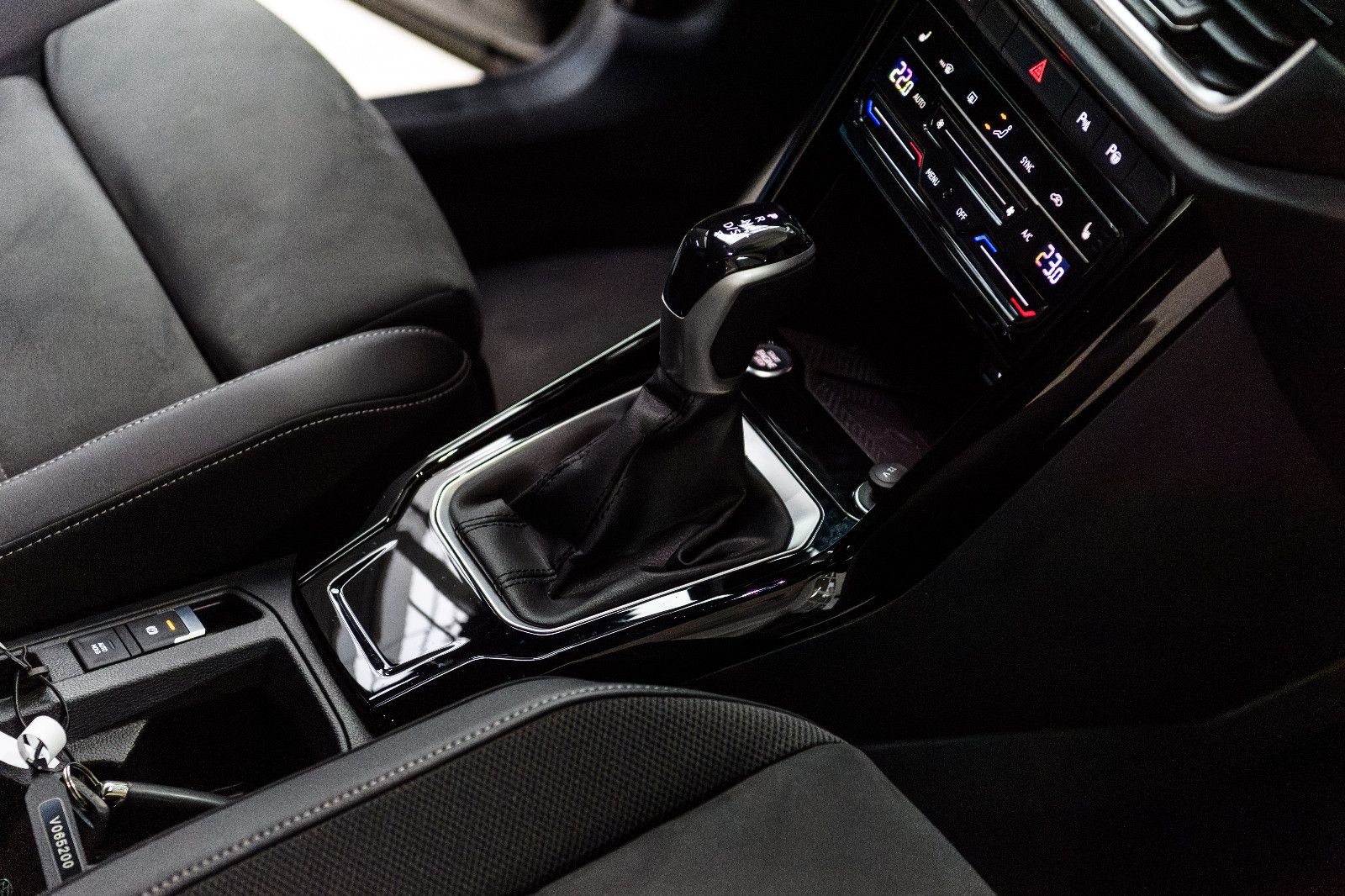 Fahrzeugabbildung Volkswagen T-Roc R-Line+LED+AHK+ACC+SIDEASISST+SHZ+EL.HK