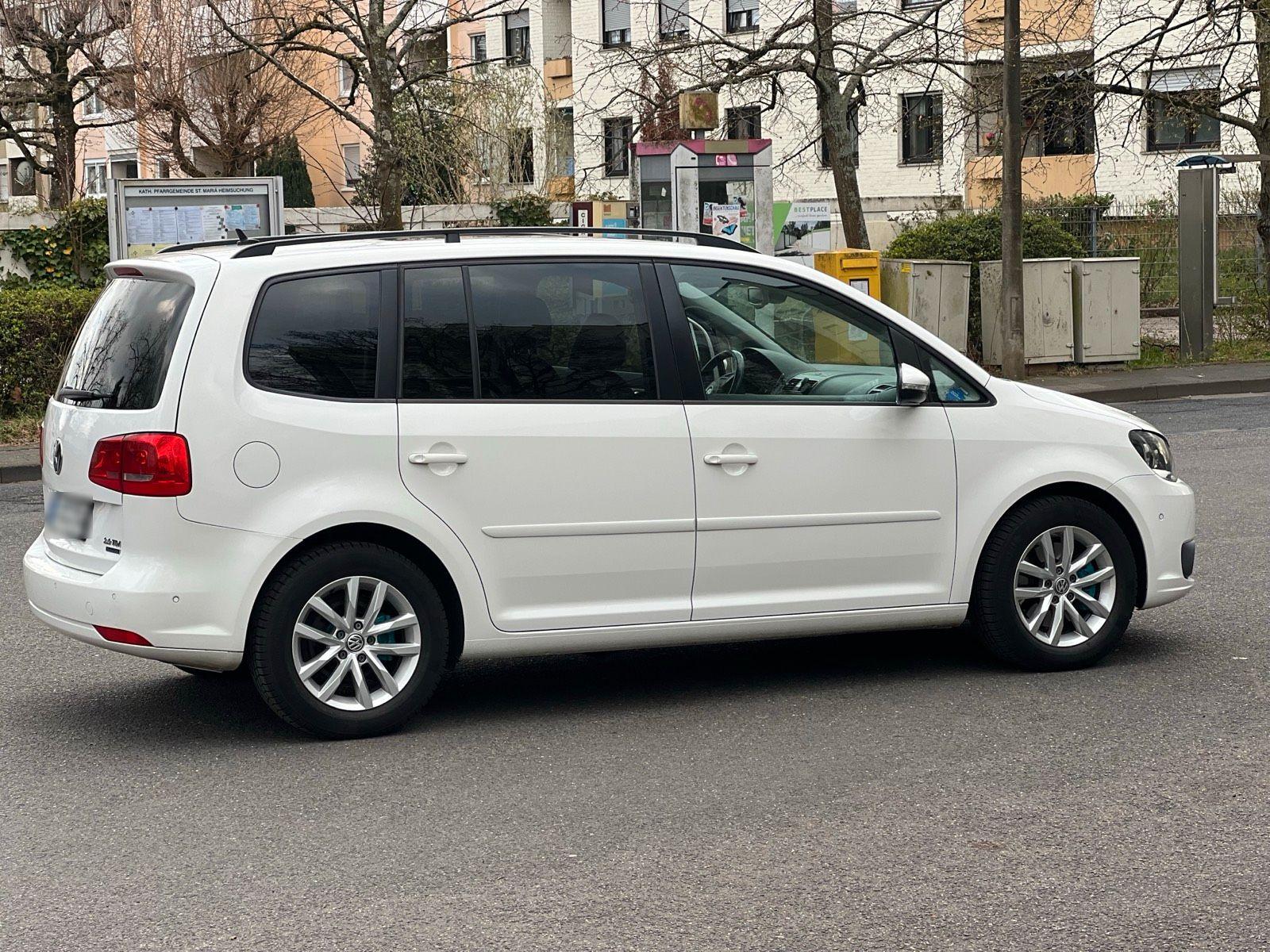 Volkswagen Touran 2011 — interior
