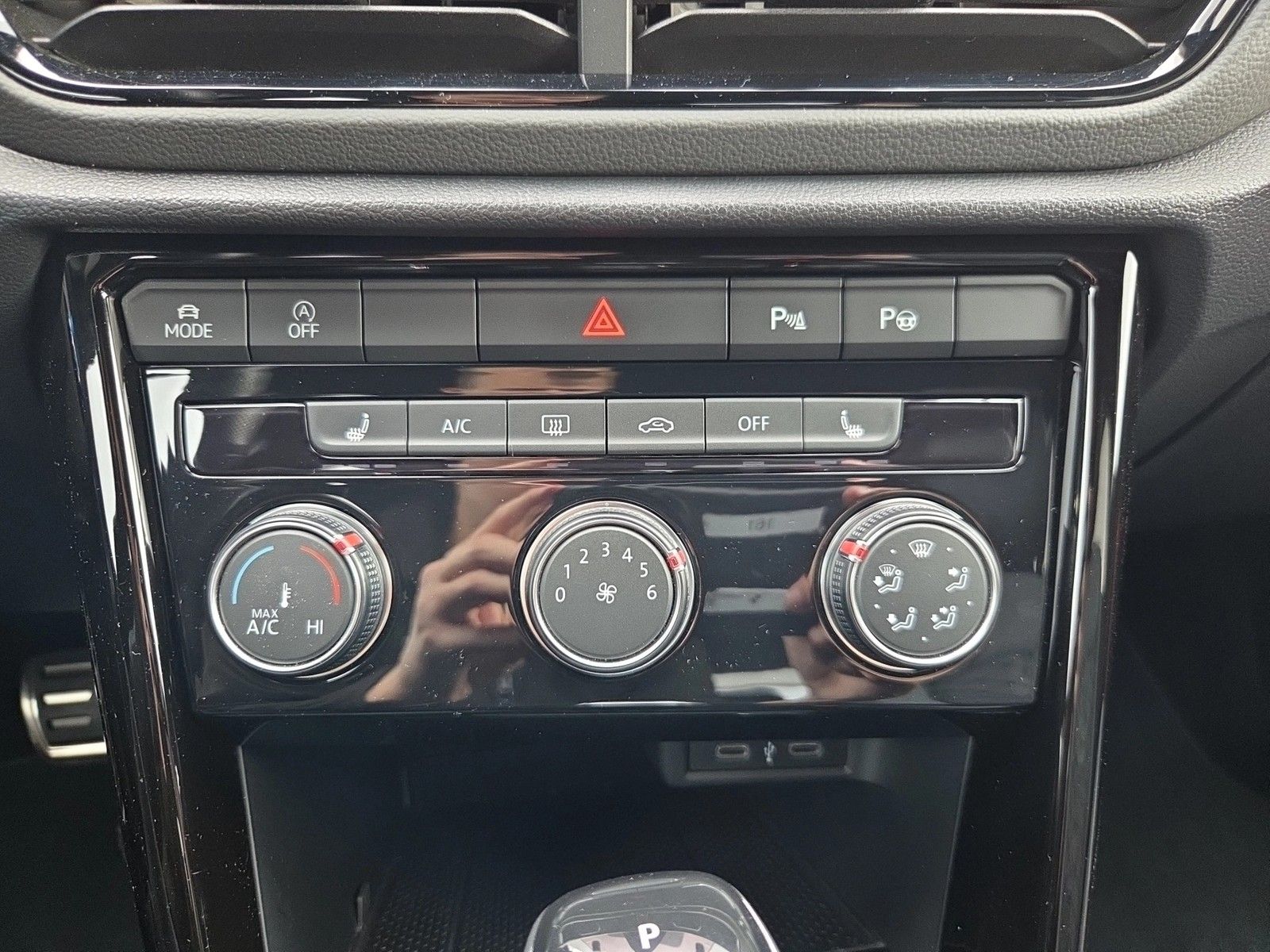 Fahrzeugabbildung Volkswagen T-Roc TSI R-Line DSG LED Navi AID ACC RFK SH 18"