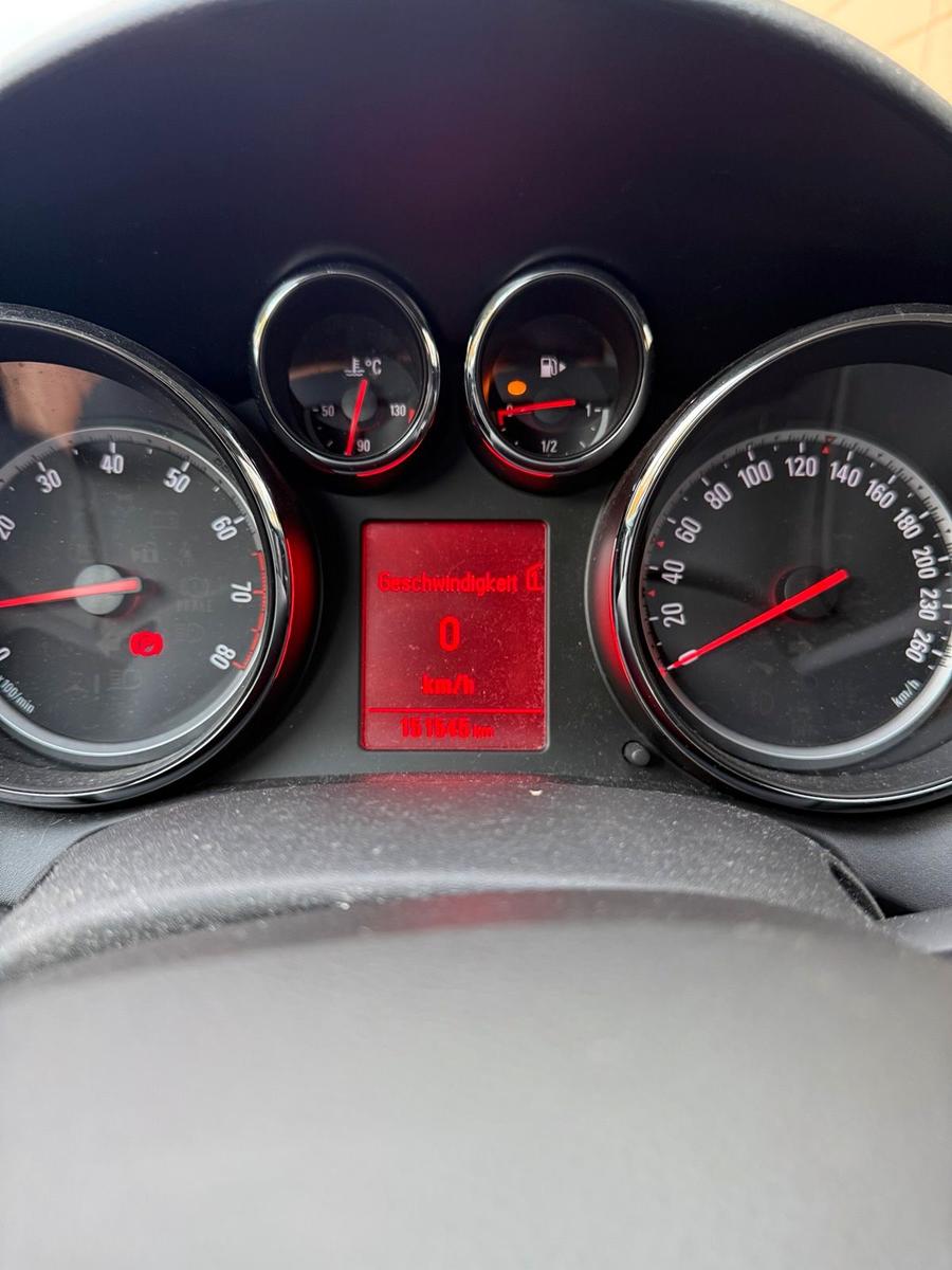 Opel Astra 2011 — photo 6