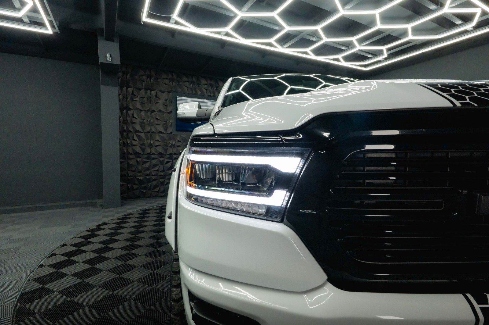 Fahrzeugabbildung Dodge RAM 5.7 V8 HEMI 4x4 OFFROAD Night-Paket *LED*