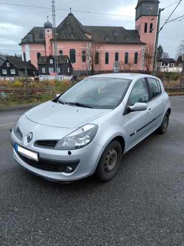 Renault Clio III  1.6 16V 111PS Automatik 